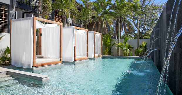 Lux pool with beds