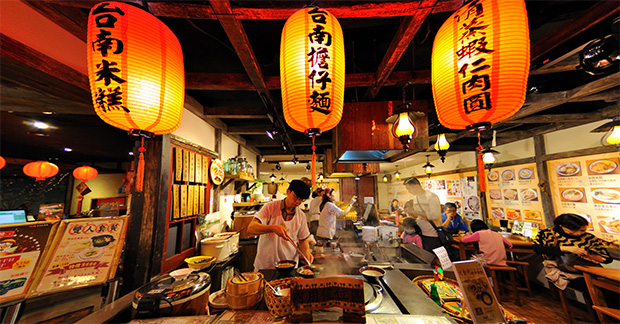 Intrepid-Travel-taiwan_taipei_traditional-restaurant-lanterns