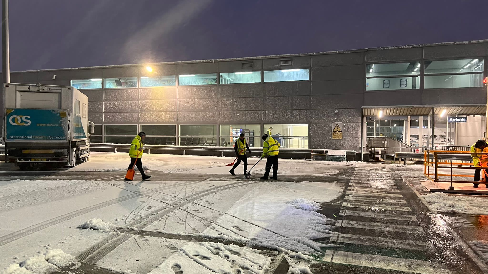 Bristol airport reopens but warns of continuing snow disruption