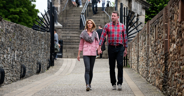 Couple-walking-on-Derry-Walls_master.-Credit---Tourism-Ireland_Gardiner-Mitchell_resized