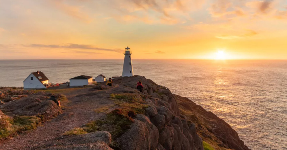 CAN_Newfoundland_St-John_s_Thingtodocover_St-John_s-and-Cape-Spear-bus-tour_shutterstock_1442879552-1024x683-c-center