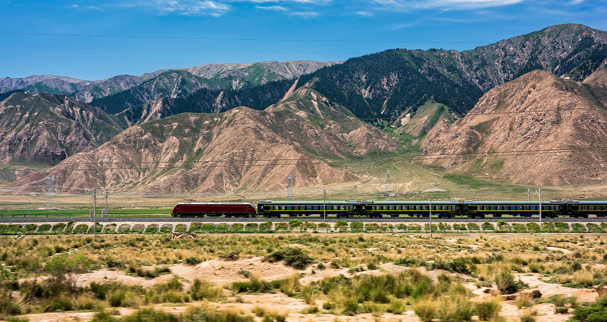 China head 2 head: Qinghai-Tibet railway vs Yangtze river